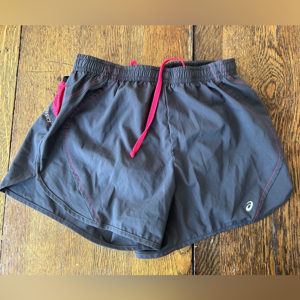 Women’s ASICS distance running shorts. XS. Back mesh pockets at waist band.